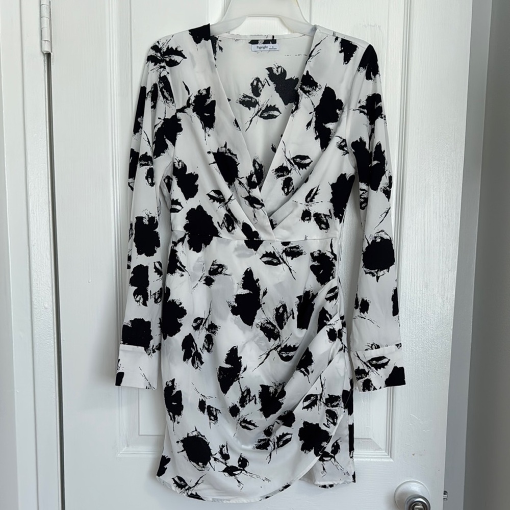 Black and White Plunge Neck Long Sleeve Sheath Dress